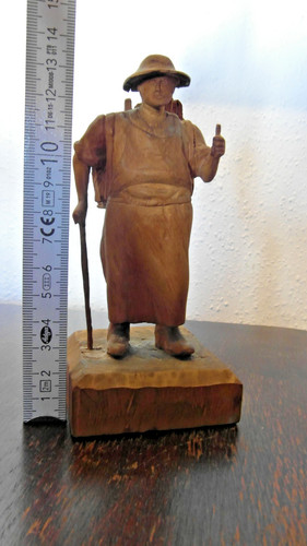 Uralter geschnitzter mann mit - geschnitzter,